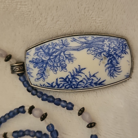 Vintage Asian Trees Porcelain Blue and White Pendant Acrylic Beaded Necklace - Picture 3 of 5